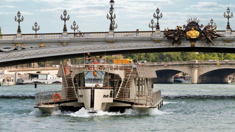 Bateaux Parisiens vient de mettre à flot le quatrième trimaran de sa flotte